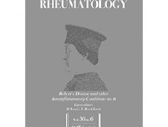 Какой параметр необходимо использовать для определения резистентности к терапии колхицином у пациентов с семейной средиземноморской лихорадкой?